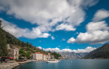 Perast, Karadağ - Nisan 2018: Ev deniz kenarı Kotor Koyu'ndaki güzel Perast kasabasında