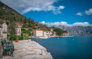 Perast, Karadağ - Nisan 2018: Boş tezgah Kotor Koyu'ndaki güzel Perast kasabasında deniz kıyısında