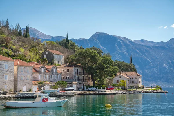 Perast Montenegro Abril 2018 Pequeña Lancha Motor Orilla Hermosa Ciudad —  Fotos de Stock