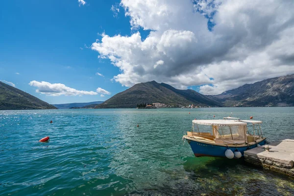 Perast Montenegro Abril 2018 Pequeno Barco Pesca Costa Bela Cidade — Fotografia de Stock
