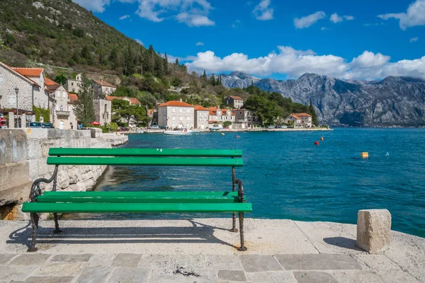 Perast Montenegro Abril 2018 Banco Vacío Orilla Del Mar Hermosa —  Fotos de Stock