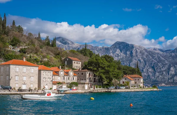 Perast Montenegro April 2018 Perahu Motor Kecil Pantai Kota Indah — Stok Foto