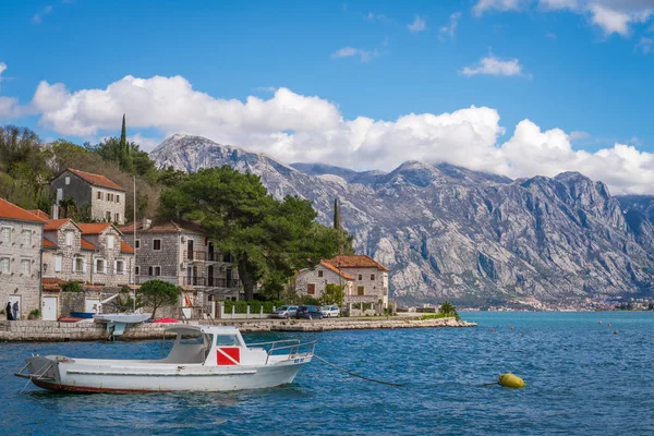 Perast Montenegro Abril 2018 Pequeno Barco Motor Costa Bela Cidade — Fotografia de Stock