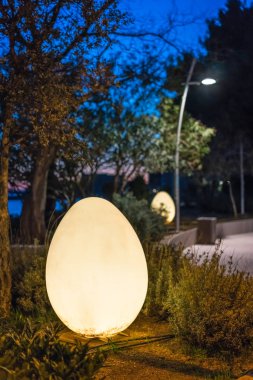 Karadağ 'ın Petrovac kentinde gece hafif yumurtalar aydınlatıldı