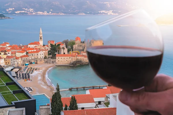 Žena Držící Sklo Červeným Vínem Balkoně Bytu Městě Budva Černá — Stock fotografie