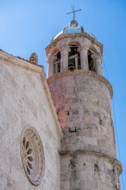 Kotor Körfezi, Perast, Karadağ kayalarda Our Lady Bazilikası çan kulesi.