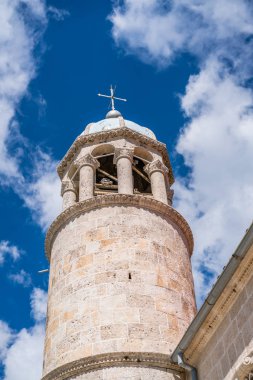 Kotor Körfezi, Perast, Karadağ kayalarda Our Lady Bazilikası çan kulesi.