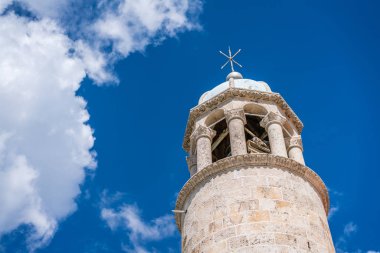Kotor Körfezi, Perast, Karadağ kayalarda Our Lady Bazilikası çan kulesi.