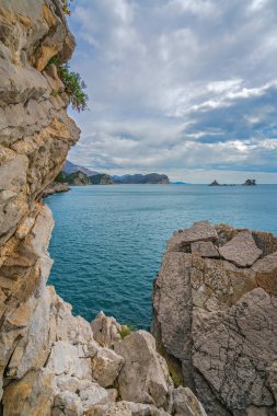 Petrovac bay, Karadağ'ın kıyısında güzel yüksek kayalıklarla