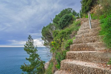 Yalı uçuruma, korkunç ve tehlikeli dik kayalık merdivenden Petrovac, Karadağ yakın: