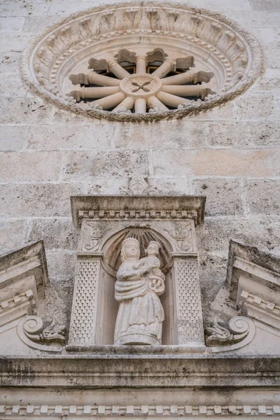 Скульптура Марии Держащей Младенца Иисуса Передней Стене Базилики Богоматери Скал — стоковое фото