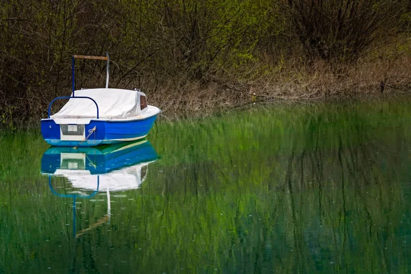 Petit Bateau Pêcheur Blanc Bleu Vide Sur Rive Lac Skadar — Photo