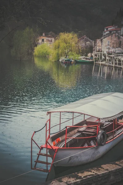 Bateau Touristes Ancré Sur Rive Rivière Dans Ville Rijeka Crnojevica — Photo