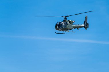 Lovcen Milli Parkı, Karadağ - Nisan 2018: Kotor Koyu'ndaki üzerinde uçan askeri helikopter