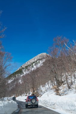 Lovcen Milli Parkı, Karadağ - Nisan 2018: kışın harika dağ manzarası ile dar bir yolda sürüş araba