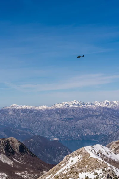 Lovcen 国立公園 モンテネグロ 2018年 コトル湾の軍のヘリコプター飛行とマウント Lovcen の上部から見た山の冬の景色も美しい — ストック写真