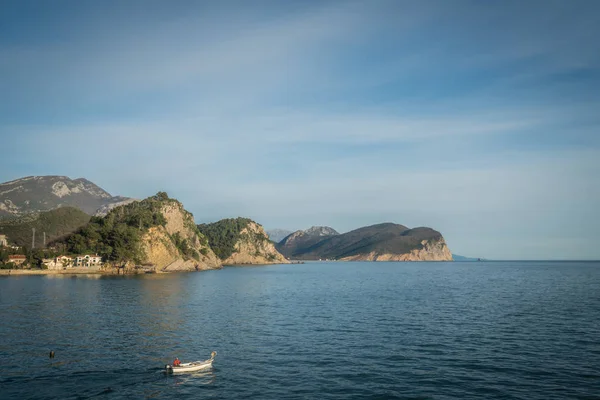 Petrovac Montenegro Abril 2018 Homem Pequeno Barco Particular Baía Petrovac — Fotografia de Stock