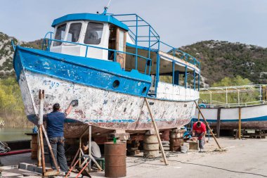 Virpazar, Karadağ - Nisan 2018: tamir ve eski büyük balıkçı teknesi Virpazar şehirde bir limanda repainting erkekler