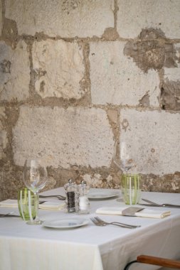 Restorandaki tören başlamadan önce masaya şarap bardakları, kahve tabakları ve çatal bıçak koyun.