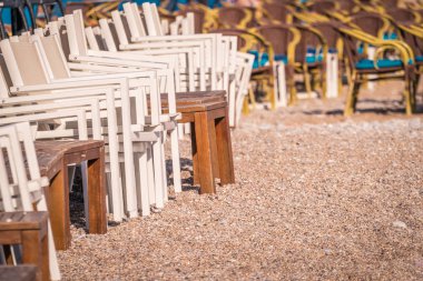 Ahşap sandalyeler plaj sahil restoran dışında yığılı yığını