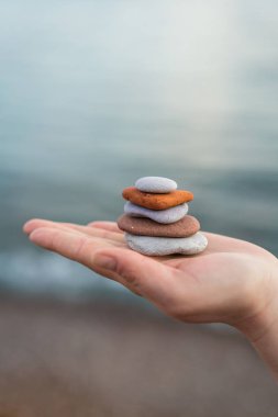 Bir deniz üzerinde bir el tarafından düzenlenen yığılmış yığını