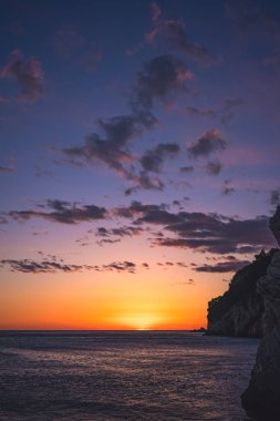 Petrovac sahil, Karadağ kayalıklarla üzerinde güzel gün batımı