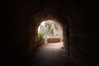 Petrovac Bay, Karadağ'ın kıyısında yürüyen yol sahil kayalık uçurumlarda tüneli kesip