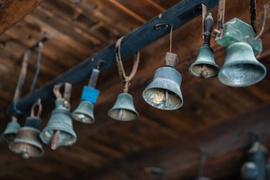 Karadağ 'ın Perast kentindeki Kotor Körfezi' ndeki Kayalıkların Hanımefendisi 'nin bazilikasının içindeki mahzenden sarkan küçük pirinç çanlar..