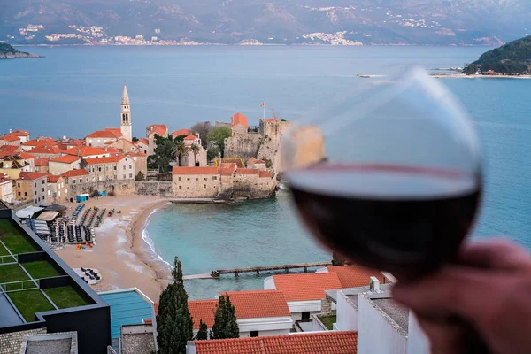 Žena Držící Sklo Červeným Vínem Balkoně Bytu Městě Budva Černá — Stock fotografie