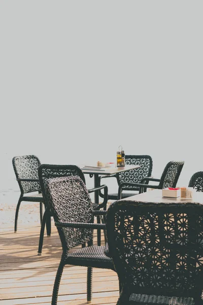 Proutěné Židle Podle Tabulky Prázdné Venkovní Restaurace Přímořské Letovisko Létě — Stock fotografie