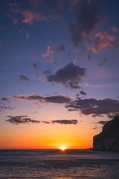 Hermosa Puesta Sol Sobre Los Acantilados Costa Petrovac Montenegro — Foto de Stock