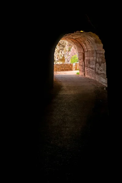 Ciemny Tunel Wyciąć Skaliste Klify Nad Morzem Trasy Spacerowej Zatokę — Zdjęcie stockowe