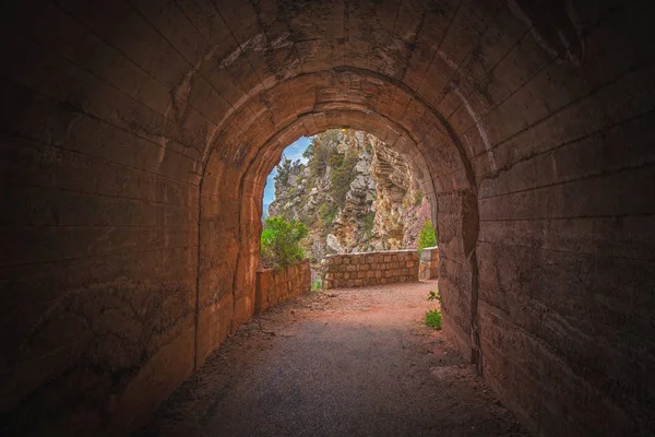 Tunnel Ausgeschnitten Den Felsigen Klippen Meer Auf Dem Wanderweg Der — Stockfoto