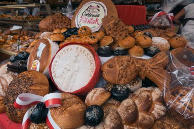Jawor, Polonya - Ağustos 2018: Taze pişmiş ekmek bir sokaktan Satılık stand yıllık sırasında ekmek ve Gingerbread Festivali