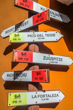 La Gomera, İspanya - Nisan 2013: Renkli yön kutup La Gomera, Kanarya Adaları