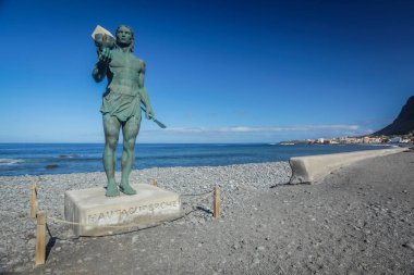 La puntilla beach La Gomera, İspanya - Nisan 2013: 1488 yılında İspanyollar karşı bir ayaklanma yol Hautacuperche heykeli, Guanche Kral, savaşçı
