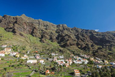 La Gomera, İspanya - Nisan 2013: Valle Gran Rey üzerinde Adası La Gomera, Kanarya Adaları yamaç evler