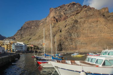 La Gomera, İspanya - Nisan 2013: Yelkenli Yatlar La Gomera Port, Kanarya Adaları