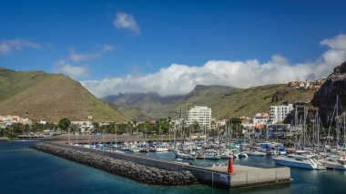 La Gomera, İspanya - Nisan 2013: Yatlar port San Sebastian de La Gomera, Kanarya Adaları