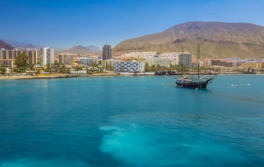 La Gomera, İspanya - Nisan 2013: deniz kenarı, Tenerife, Kanarya Adaları'Los Cristianos yakınındaki gemi