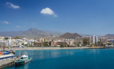 Tenerife, İspanya - Nisan 2013: Panoramik liman ve marina için yapılan Los Cristianos Tenerife, Kanarya Adaları