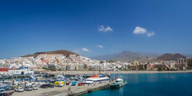 Tenerife, İspanya - Nisan 2013: Panoramik liman ve marina için yapılan Los Cristianos Tenerife, Kanarya Adaları