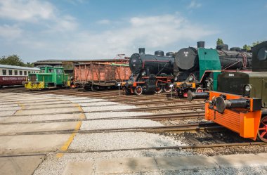Jaworzyna Slaska, Polonya - Ağustos 2018: Eski terkedilmiş retro Tren Lokomotif sanayi Müzesi ve demiryolu Silezya'da deposunda yan pistlerde