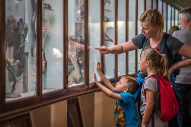 Londra - Ekim 2018: Forest Hill Horniman Müzesi'nde sergilenen arıyorum çocuk anne