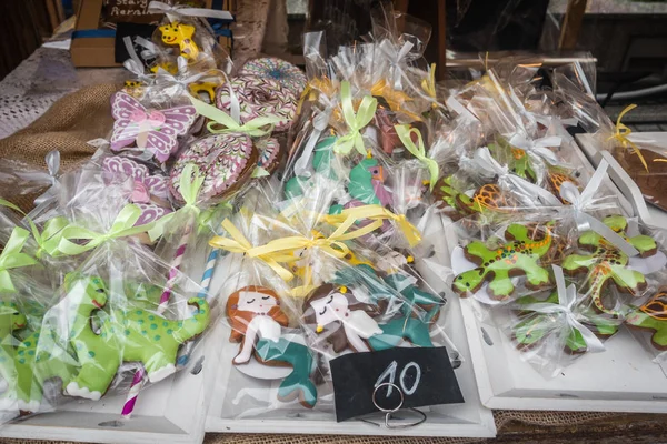 Jawor, Polonya - Temmuz 2018: Dekore edilmiş gingerbread yıllık ekmek ve Gingerbread Festivali sırasında sokak standından Satılık