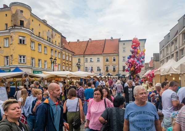 Jawor Polska Sierpień 2018 Tłum Ludzi Centrum Miasta Podczas Parady — Zdjęcie stockowe