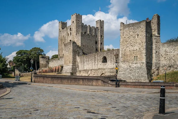 Rochester, İngiltere - Temmuz 2018: Büyük Savunma duvarları ve 12. yüzyıl Rochester Castle, Kent kalıntıları yüksek kuleleri