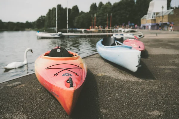 Londres Inglaterra Julho 2018 Três Caiaques Costa Pequeno Lago Verão — Fotografia de Stock