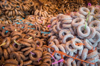Polonya 'nın Jawor kentinde düzenlenen geleneksel Ekmek ve Zencefilli Çörek Festivali sırasında sokak tezgahından taze pişmiş kurutma makineleri ve krakerler satılıyor.