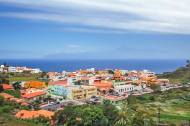 İspanya 'nın Kanarya Adaları' ndaki La Gomera adasındaki Vallehermoso kasabasında renkli evler
